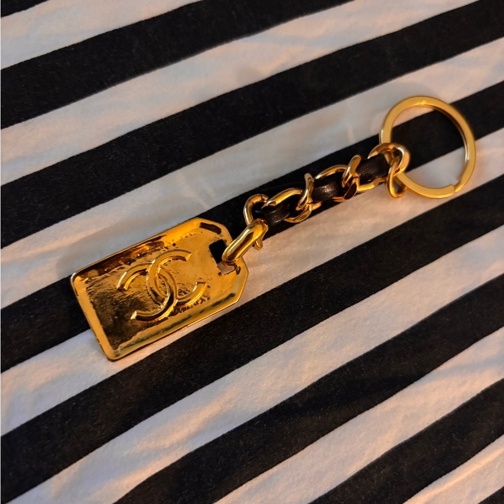VINTAGE CHANEL GOLD & BLACK LOGO KEYCHAIN HOLDER